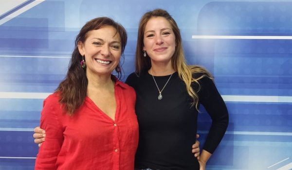 Mónica Rueda y Bárbara Orellana en los estudios de Canal Charry TV