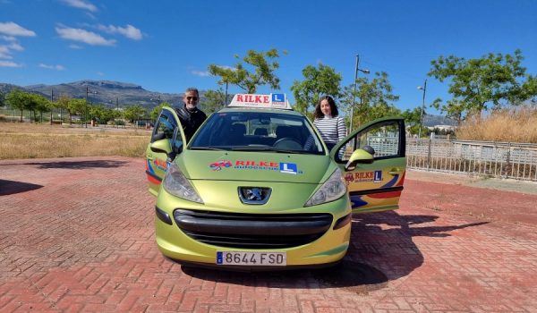 Los alumnos de esta primera promoción están recibiendo clases prácticas en autoescuelas de Ronda.