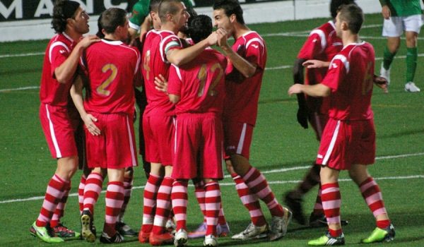Los jugadores rondeños celebran uno de los goles conseguidos en La Juventud.