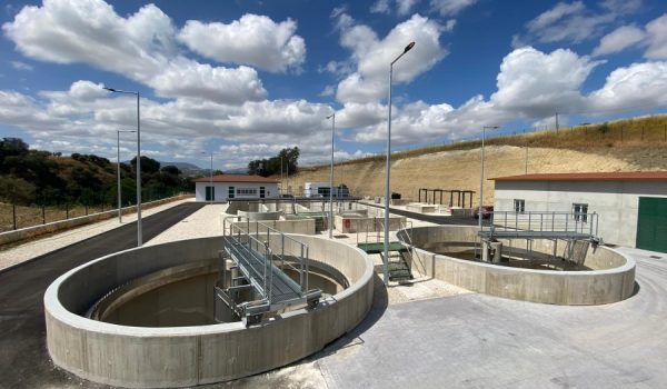 Se ubica en una parcela rural situada en las inmediaciones al río Guadalcobacín y comenzará a funcionar al 100% en unos seis meses.