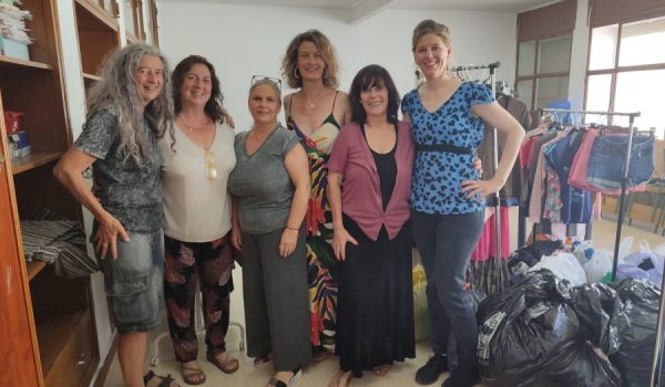 Las impulsoras del proyecto junto a tres voluntarias en el centro cívico de la barriada de Padre Jesús.