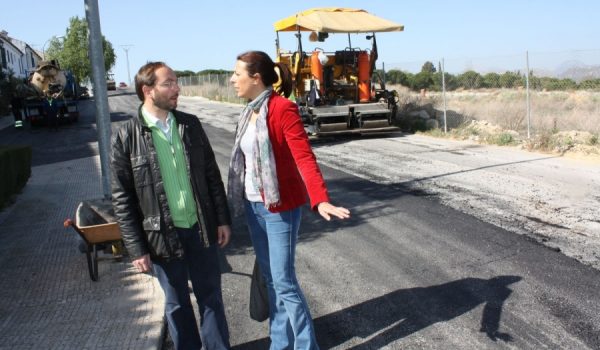 En la barriada de la Dehesa se han invertido en los últimos días 100.000 euros, según el Ayuntamiento.