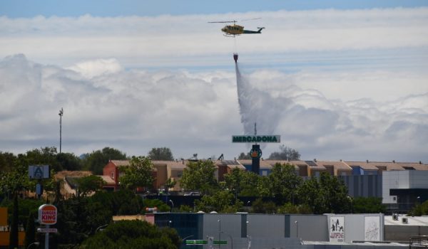 Se ha precisado la participación de un helicóptero semipesado en las labores de extinción