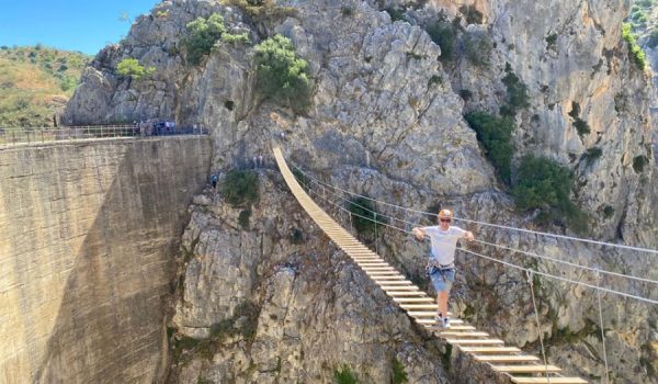 El puente colgante se encuentra a más de 70 metros de altura.