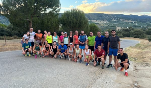 Corredores del grupo de entrenamiento guiado "Pincho Level Up" tras un día de entreno