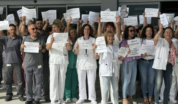 Los profesionales del hospital se han manifestado en la mañana de hoy tras la convocatoria de diversos sindicatos