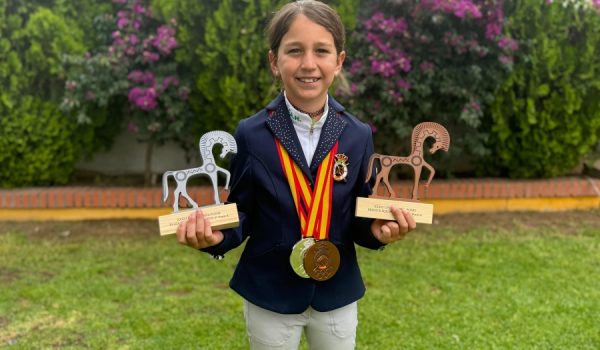 Ainhoa Serradilla Witteck posa con sus dos trofeos conseguidos recientemente