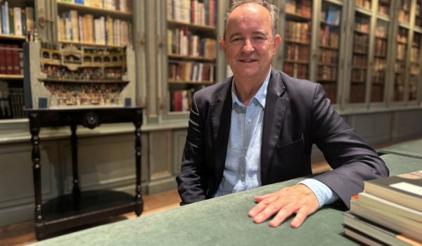 Herrera, en la Biblioteca de la institución maestrante