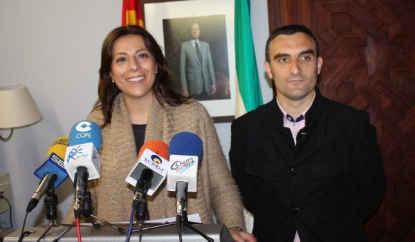 La alcaldesa ha querido responder a las críticas que el delegado de Deportes ha recibido.