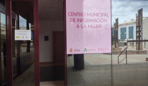 Su sede se encuentra en la plaza Plaza Carlos Cano 1, junto a los juzgados.