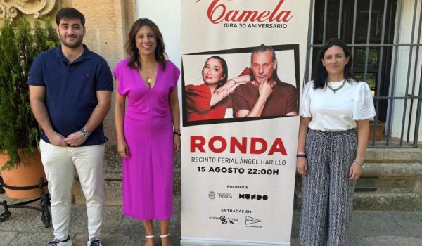 La alcaldesa de Ronda junto a la delegada de Fiestas, Rebeca Muñoz y Daniel Rodríguez, del grupo Espectáculos Mundo