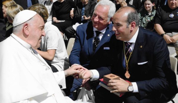 El Hermano Mayor, Miguel Becerra, ofrece la medalla de honor al Papa Francisco.