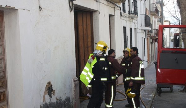 Dos dotaciones se desplazaron a la vivienda comprobando que el incendio era de grandes dimensiones.