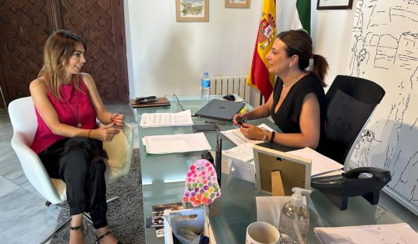 Teresa Pardo y María de la Paz Fernández reunidas