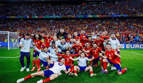 Los jugadores de la Selección Española, celebrando el pase a la final ante su público. A la izquierda, la bandera de Ronda