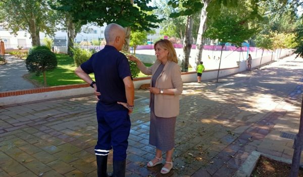 La delegada municipal de la empresa de limpieza Soliarsa se ha trasladado hasta el parque de la barriada de San Rafael para anunciar esta campaña