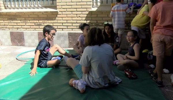 En los recreos, se unen todos los alumnos de la escuela para jugar juntos