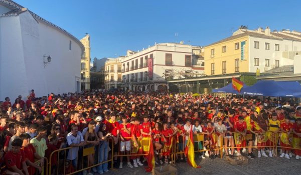 Aficionados rondeños siguieron el partido a través de la pantalla gigante instalada por el Ayuntamiento de Ronda en este céntrico espacio.