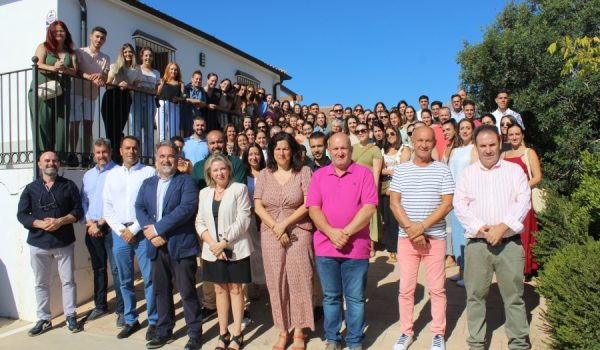 Representantes institucionales y alumnado.