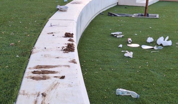 Además se quejan del estado en el que queda la plaza cuando estas personas se marchan