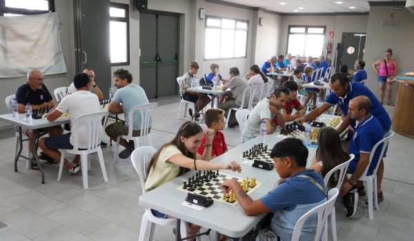 Casi una treintena de personas procedentes de diferentes puntos de la Serranía de Ronda participaron en el primer torneo de ajedrez del municipio.