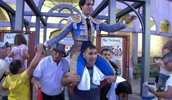 Candelas abrió la puerta grande de la plaza de toros de La Solana