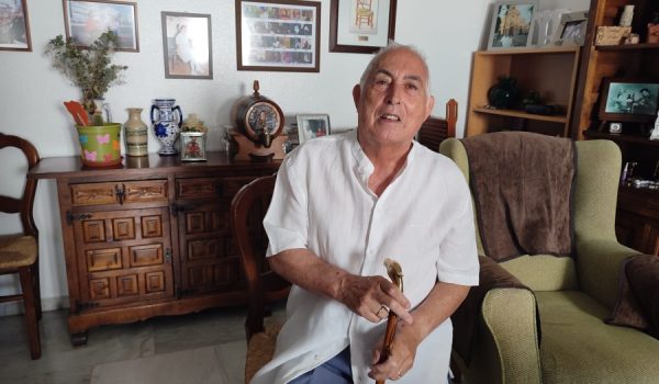 Lucena en el salón de su vivienda en Ronda antes de partir a la localidad cordobesa.