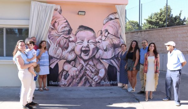 La autora de la obra junto a usuarios y familiares.