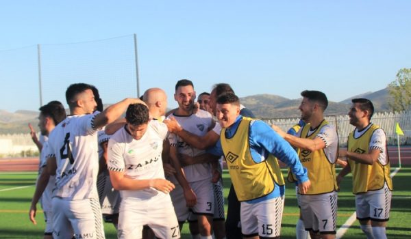 Jugadores del CD Ronda celebrando un gol en la Ciudad Deportiva