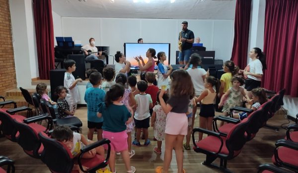 Los alumnos cantan y bailan el tema que interpretan sus profesores.