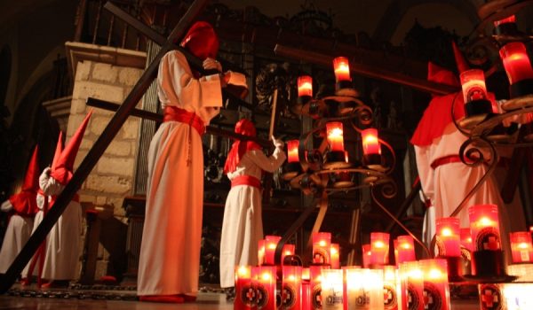 Sobriedad y recogimiento en la Hermandad del Silencio, que procesiona el Miércoles Santo.
