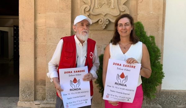 Antonio Lasanta, presidente de la asamblea local de Cruz Roja, junto a Cristina Durán, delegada de Asuntos Sociales