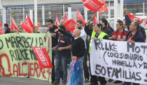 Una treintena de trabajadores de Automasa se han concentrado a las puertas de la casa Ford en Ronda.