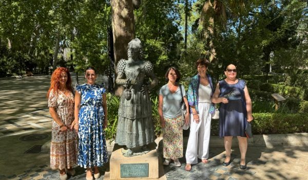 La edil de Fiestas, Rebeca Muñoz, ha dado la noticia esta mañana en la Alameda del Tajo