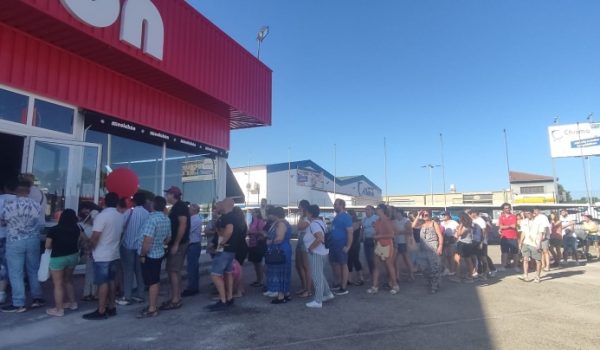 Decenas de personas han querido acudir a la inauguración