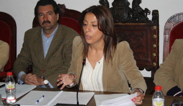 La alcaldesa ha vuelto a insistir en que estas medidas de ahorro se deben a la mala gestión del anterior equipo de Gobierno.