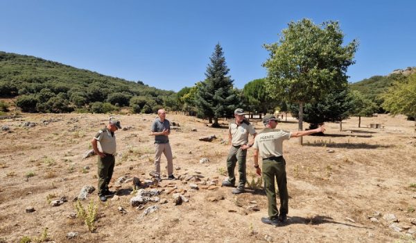 Víquez junto a Agentes de Medio Ambiente