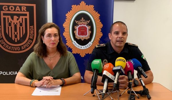 Cristina Durán junto a Juan Francisco Guerrero en rueda de prensa