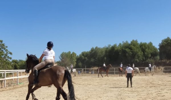 Los alumnos entrenando en una de las pistas del club