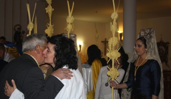 Rostros de decepción en el interior del templo, al confirmarse la noticia.