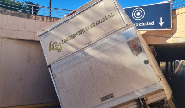El vehículo ha quedado parcialmente volcado hacia la entrada del parking