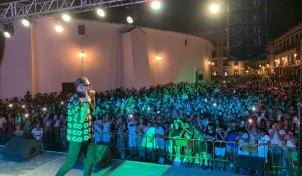 El artista malagueño Liderj atrajo al público más joven en la noche de ayer.