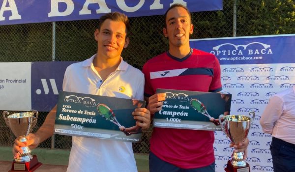 Oliver, a la derecha, junto a su rival en la final