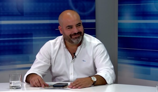 Rodríguez en un momento de la entrevista en Canal Charry TV.