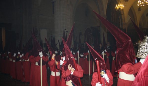Hermanos de Los Gitanos, en el interior de la Colegiata de Santa María La Mayor.