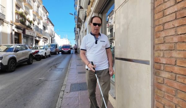 El rondeño siempre realiza el mismo camino para acudir a la sede de la ONCE.