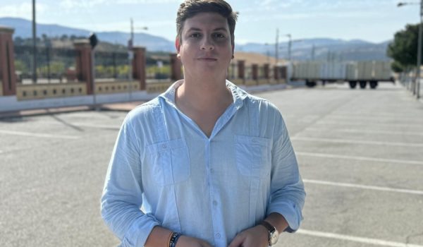 Fernández en el aparcamiento del recinto ferial