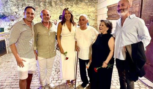 Curro Lucena junto a su familia y la alcaldesa, María de la Paz Fernández