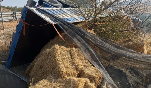 El vehículo ha quedado volcado fuera del arcén