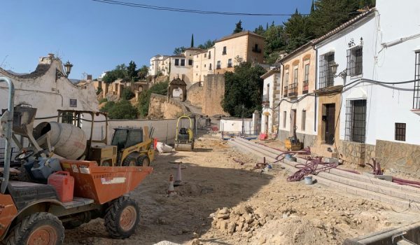 Los operarios están actuando entre el puente junto al arco de Felipe V y la parte central de la vía
